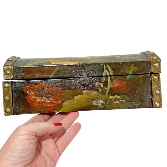 Vintage inspired tole painted wooden keepsake box dark varnish & brass tacks - Picture 9 of 9